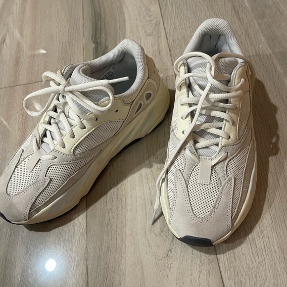 Yeezy Boost 700 size 7 white main image 4